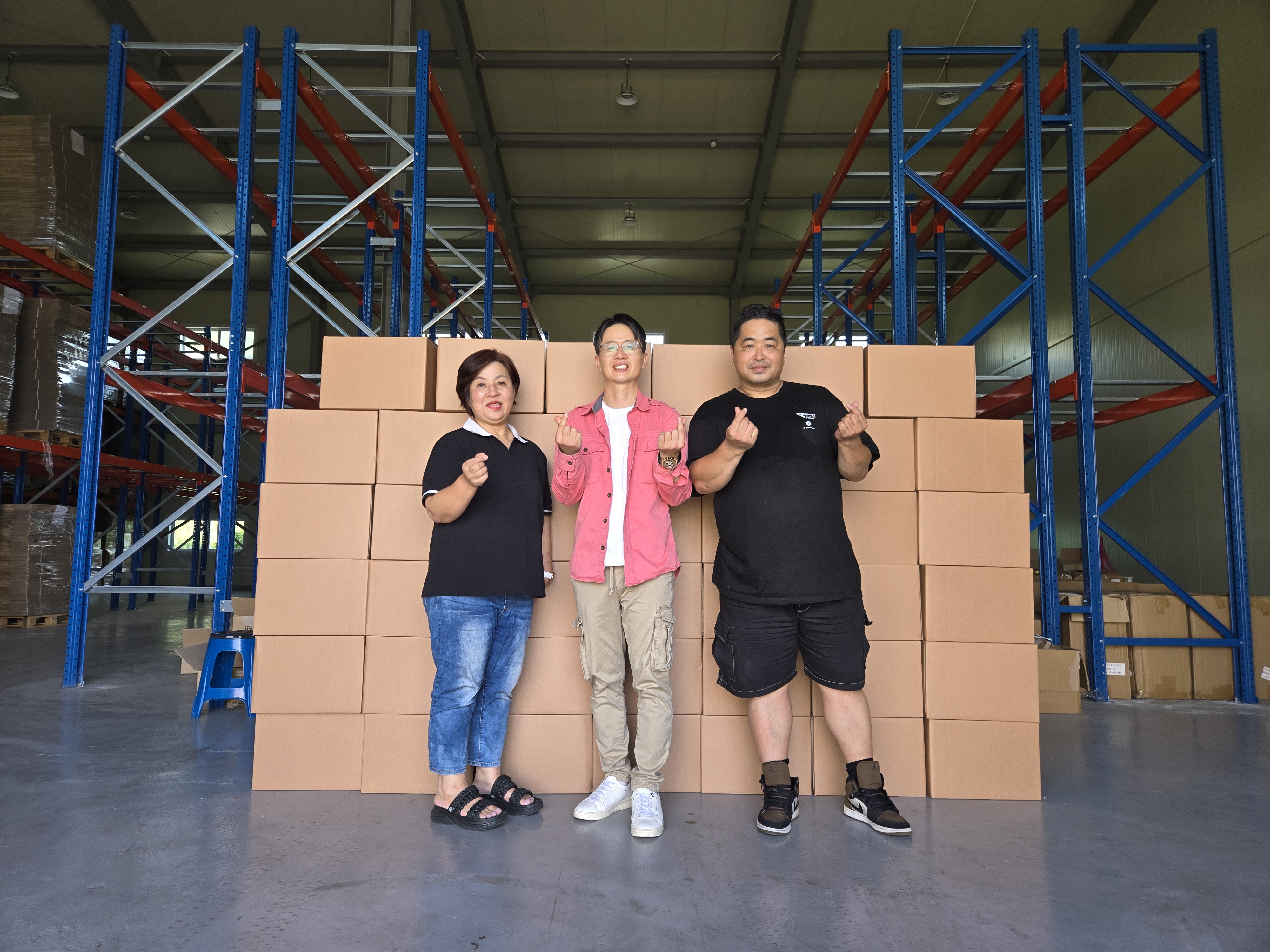 대전 시설 두 곳에 에 행복을 전하기 위해 물품을 전달했습니다